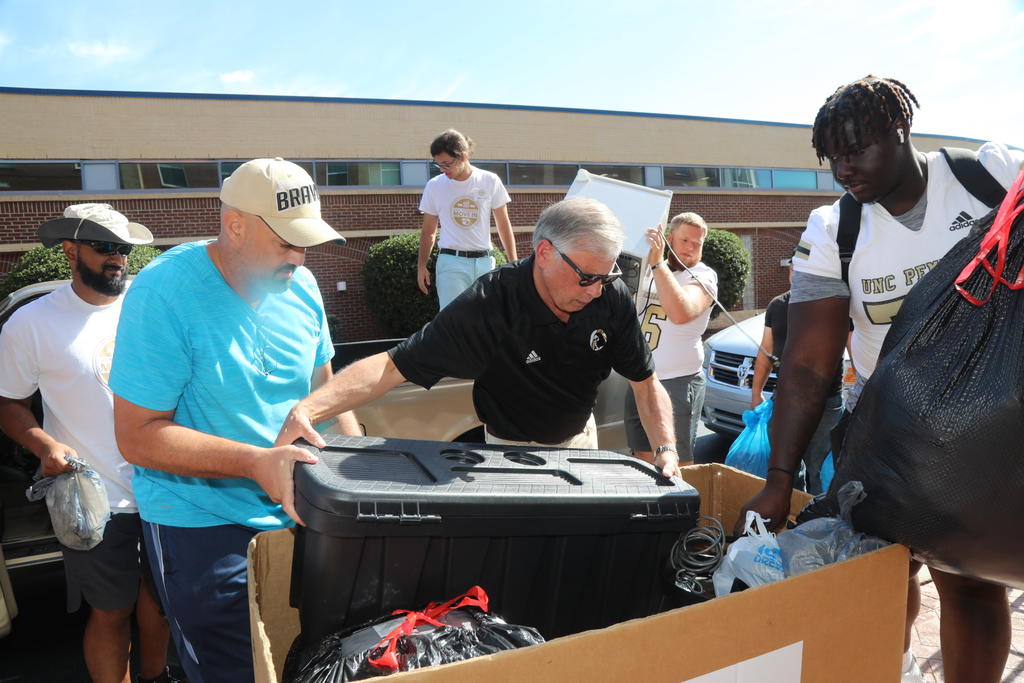 Chancellor Robin Gary Cummings and staff rolled up their sleeves during Freshmen Move-IN