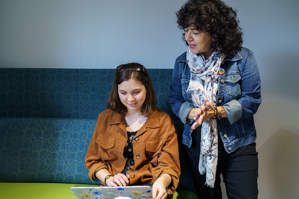 REACH faculty advisor works with a research Fellow on the campus of UNC Pembroke