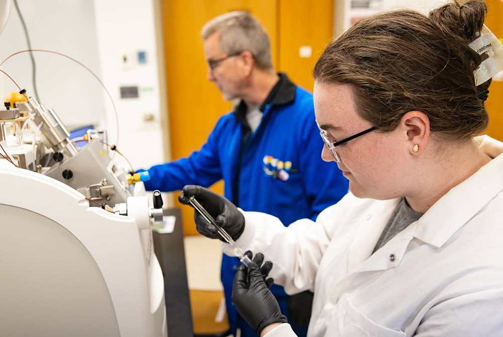 teacher and student in lab UNCP