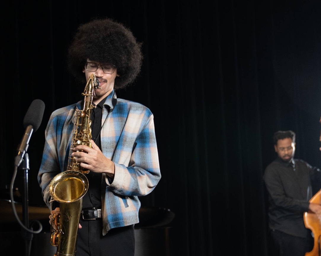 A UNCP music student on stage, accompanied by a fellow student on clarinett
