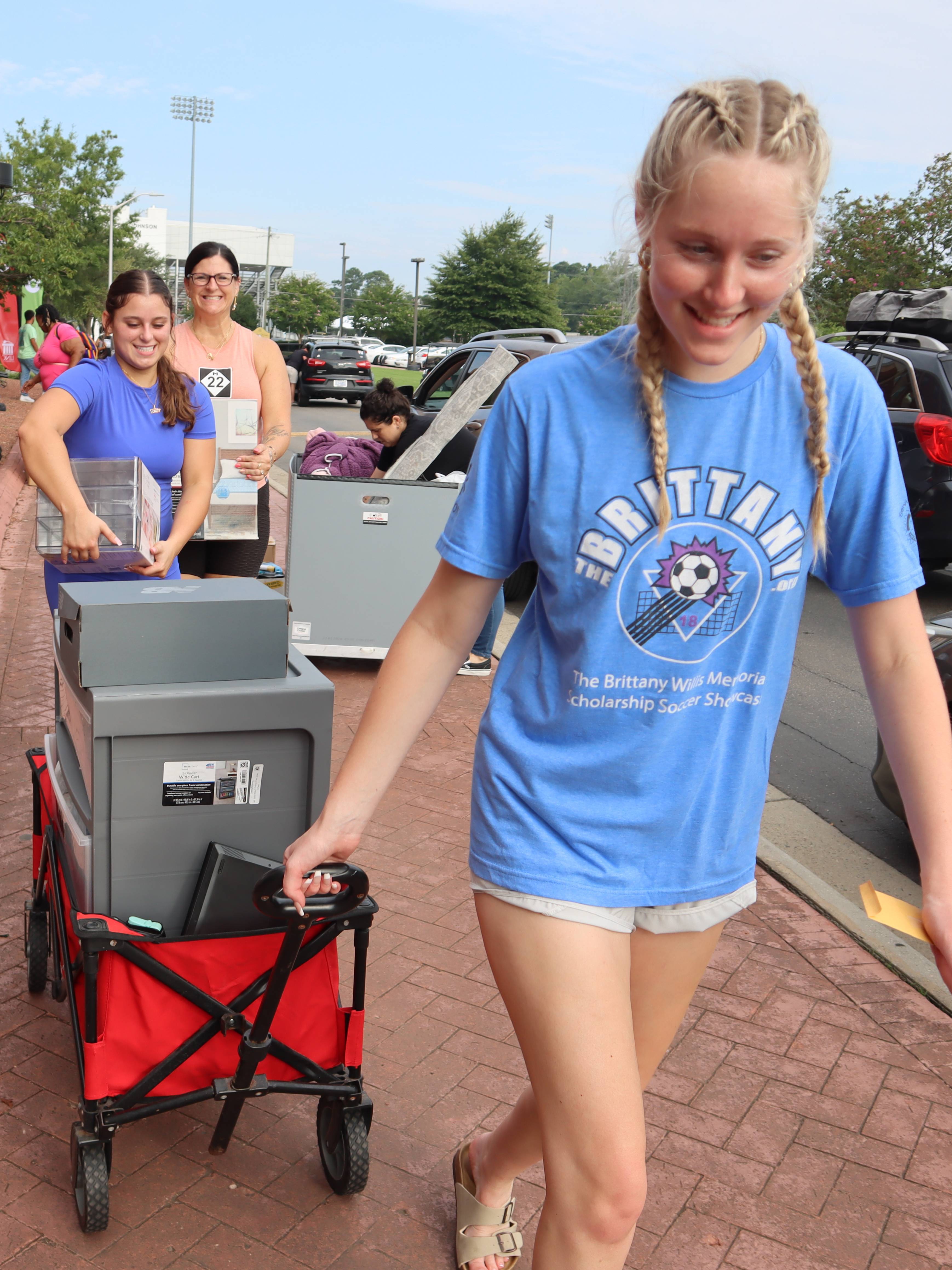 A student moving in to Oak Hall