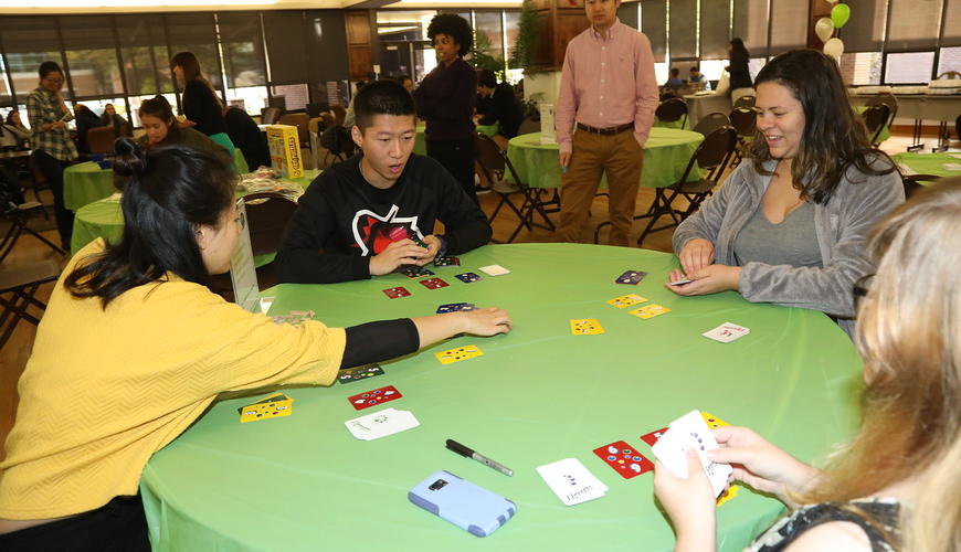 Students playing Ligretto