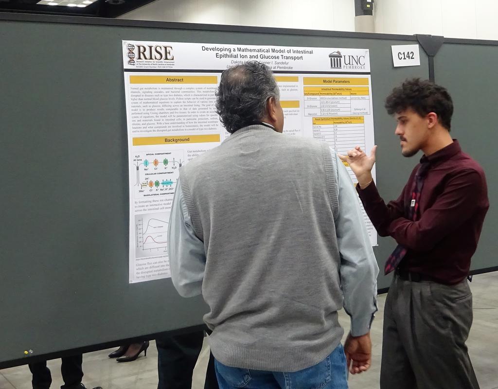 Dakota Lee discussing his research with an ABRCMS judge.