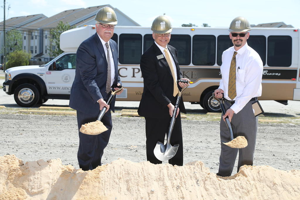 W. Stewart Thomas, vice chancellor for Finance and Administration, left, Chancellor Cummings, and Mark Vesely, Facilities Operations director