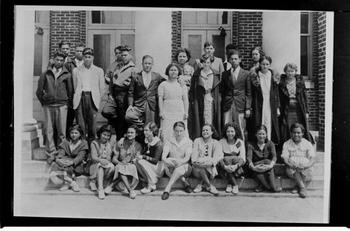 1935 class photo in front of Old Main